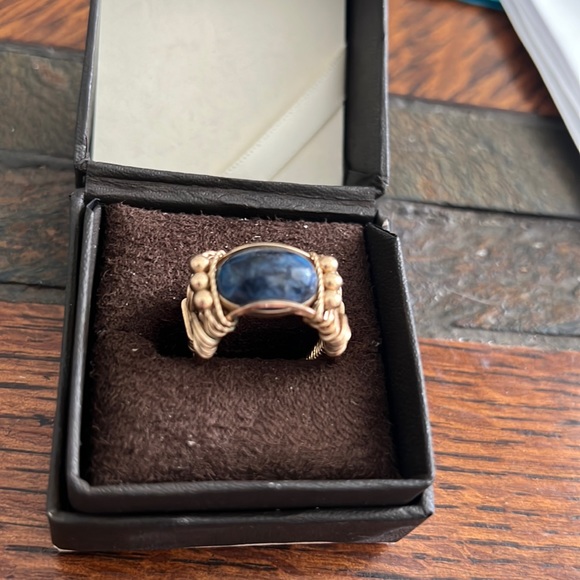 Lapis Lazuli of Excellent jewelry grade quality. Black streaks as in good lapis - Picture 2 of 3